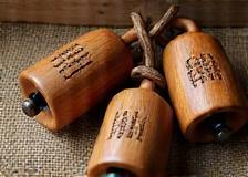 Handgeschnitzte Schweizer Kuhglocken mit Gravur